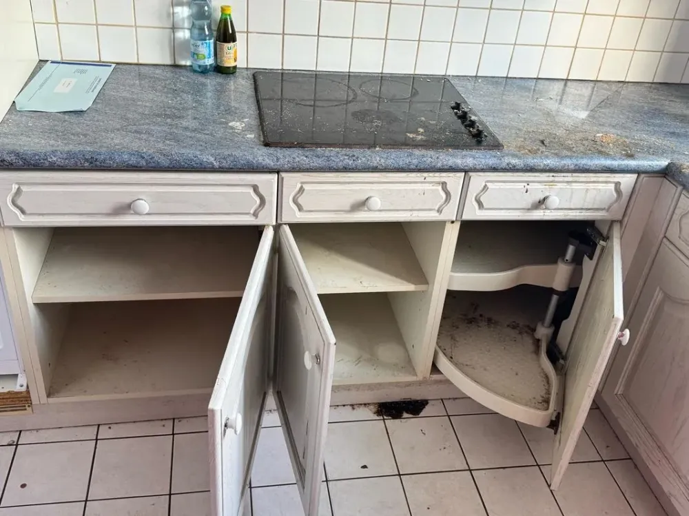 Cuisine sale avec placards ouverts