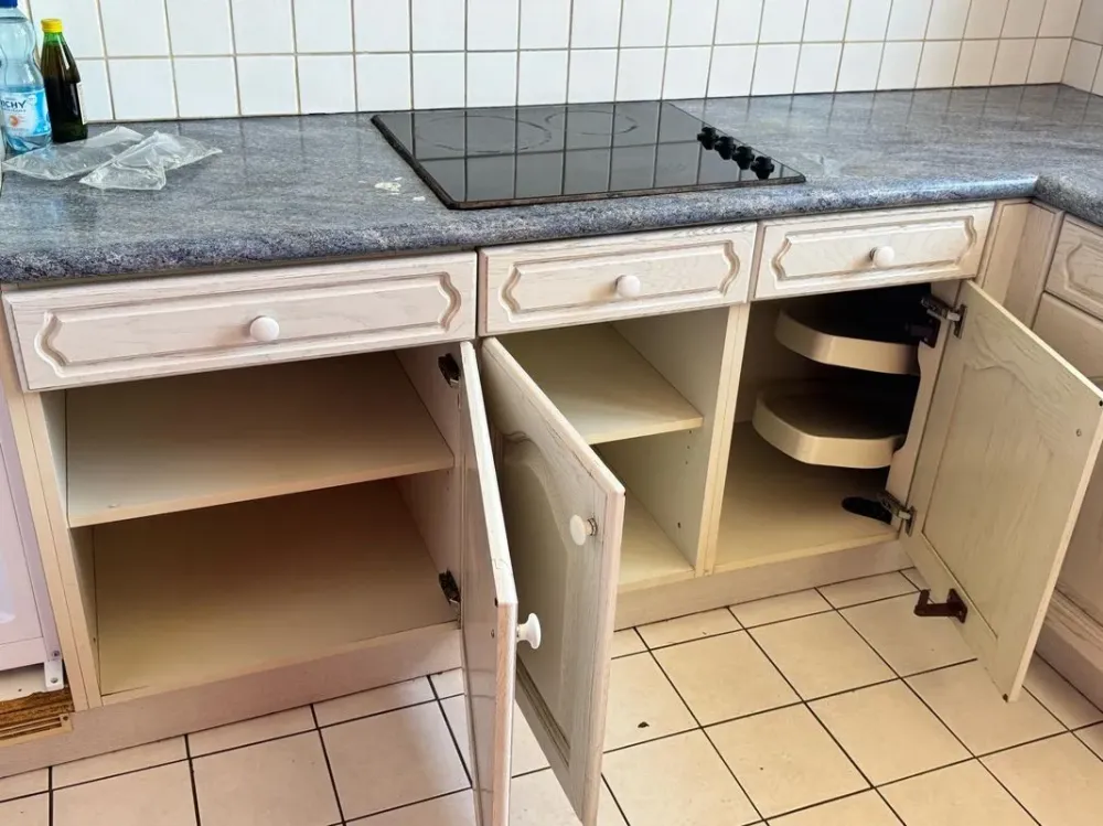 Cuisine avec placards ouverts
